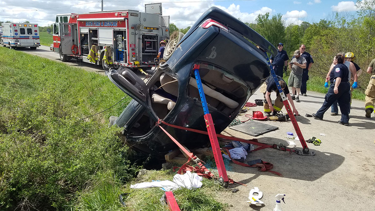 Rescue struts used in vehicle stabilization for extrication